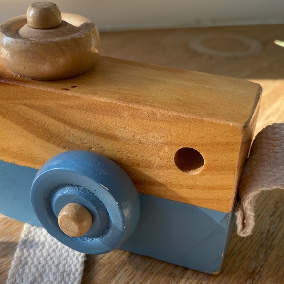 Caméra pour enfant en bois / Wooden Toy Camera with Blue Accent - Picture 6 of 6